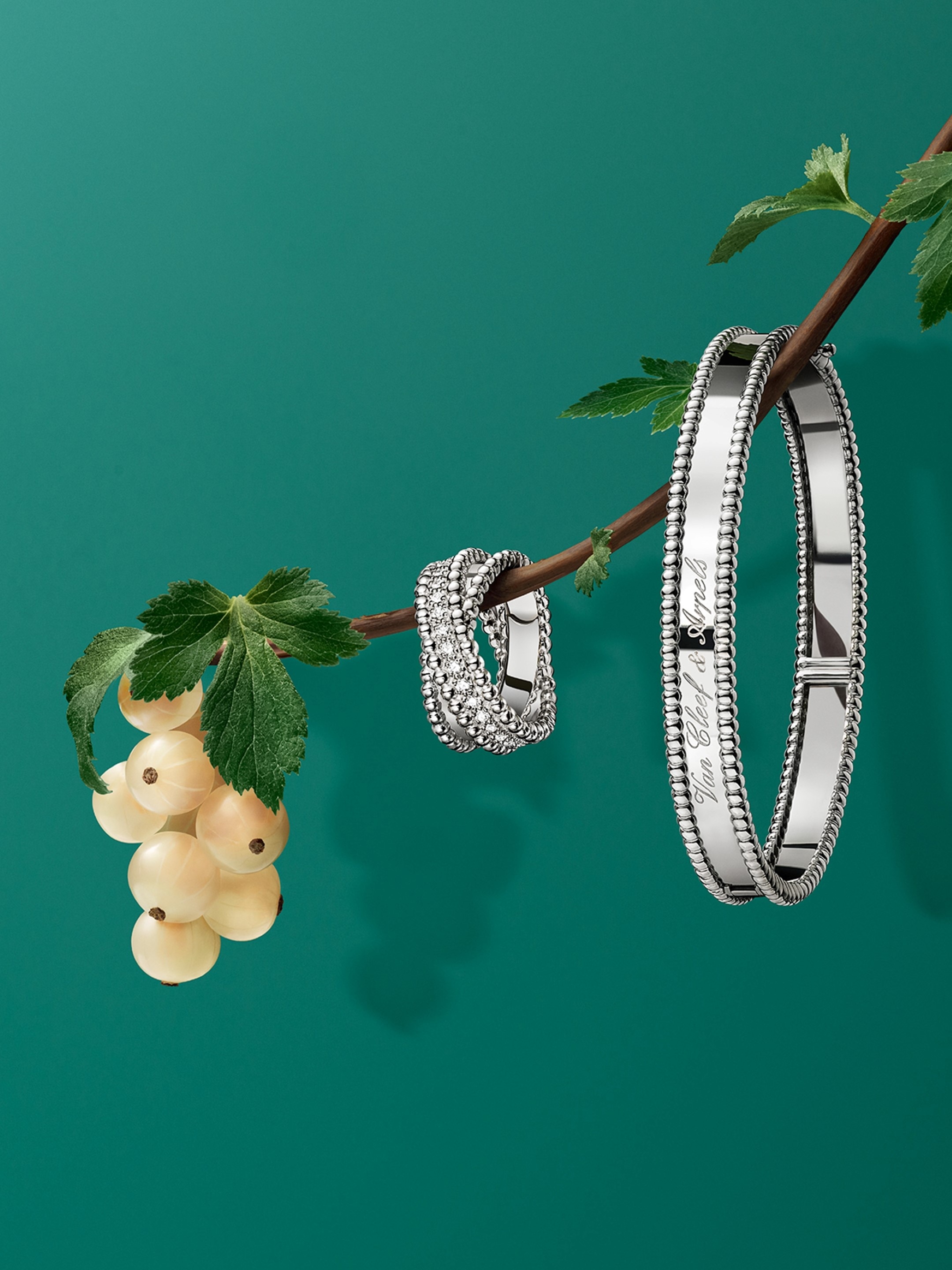 Perlée diamonds duo 戒指,18K白金,鑽石。Perlée signature 手鐲,18K白金。Perlée® 系列,Van Cleef & Arpels 梵克雅寶。