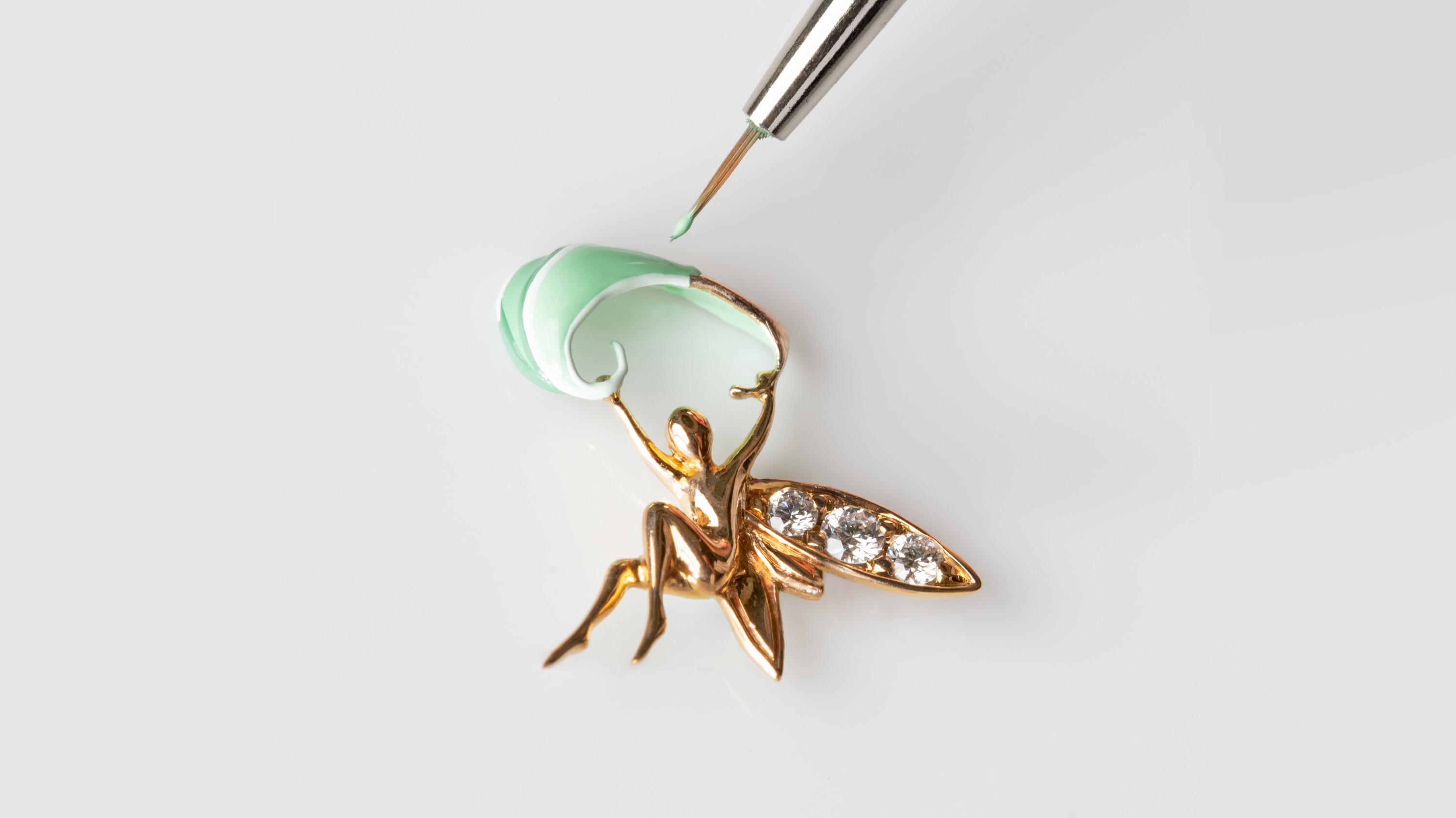 Applying miniature painting on the fairy’s leaf in rose gold. Perlée Extraordinaire Fruits Enchantés Myrtille watch, Extraordinary Dials collection, Van Cleef & Arpels.