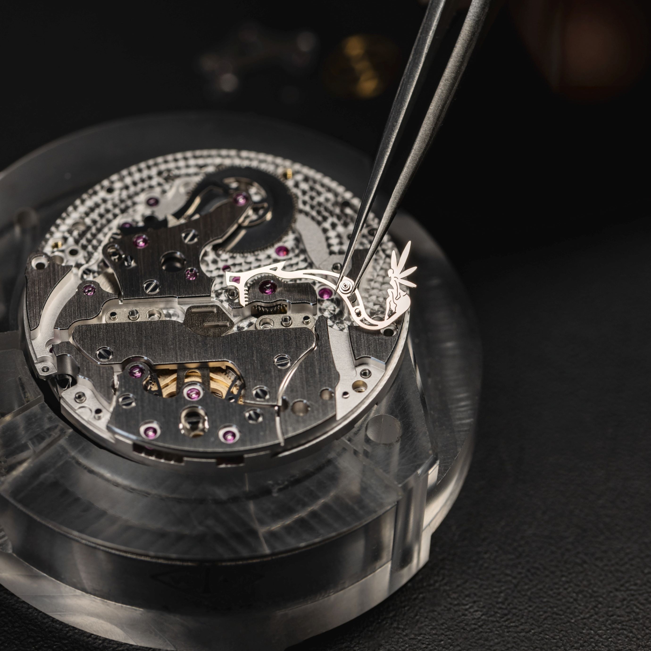 將分鐘凸輪放在 Lady Arpels Bal des Amoureux Automate 腕錶的機芯上,Van Cleef & Arpels 梵克雅寶。