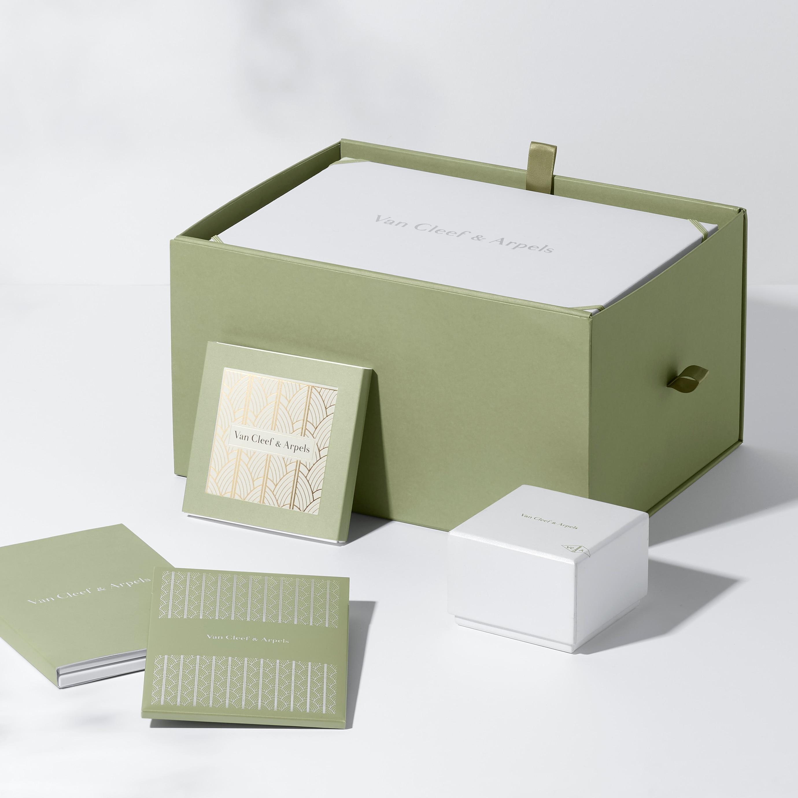 Van Cleef & Arpels enchants your online orders with its new wrapping - Van  Cleef & Arpels