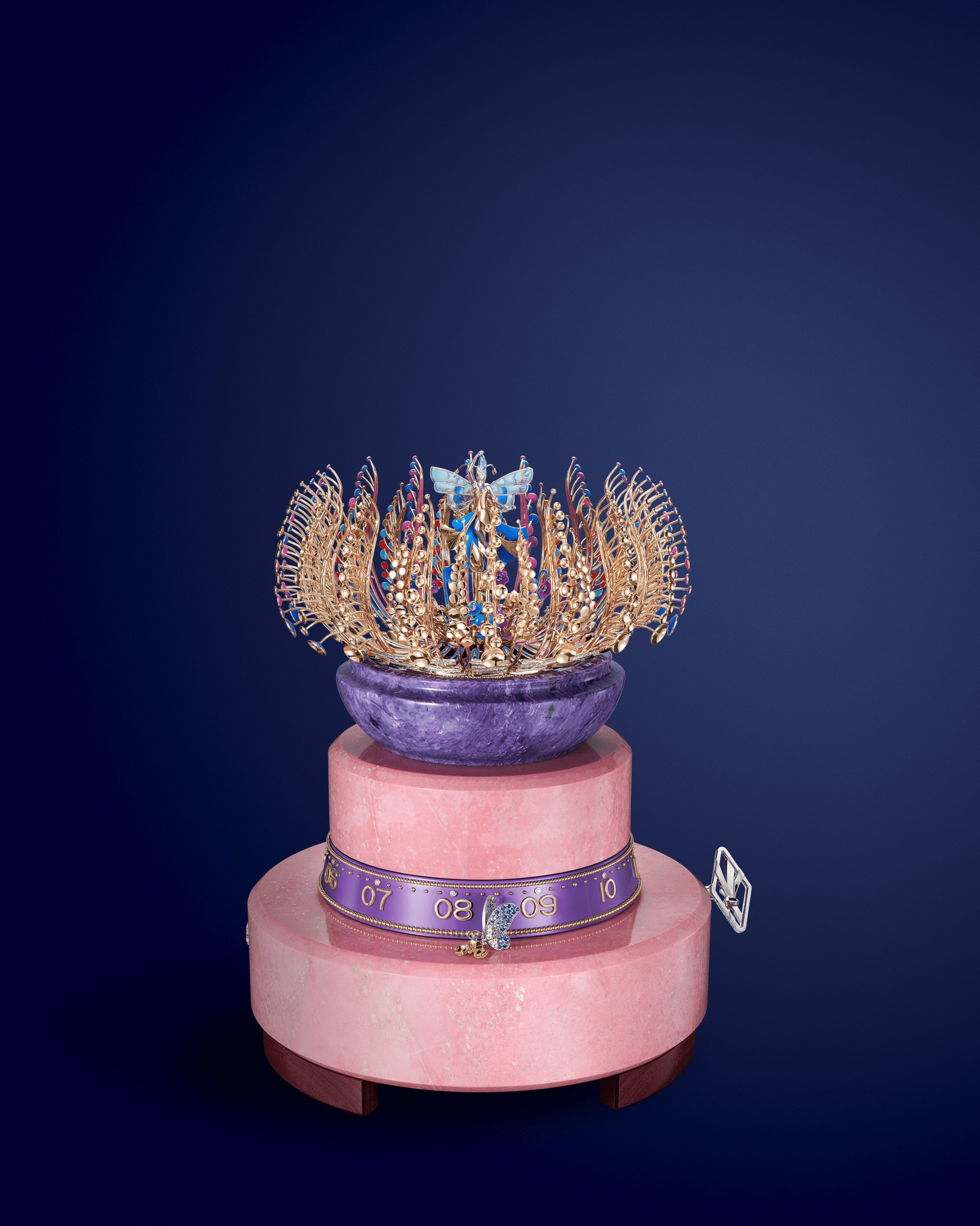 Bouton d'Or 自動機械裝置,黃K金、白K金及玫瑰金,彩色藍寶石,鑽石,沙弗萊榴石,錳黝簾石,紫龍晶,彩漆,莧紫木,山羊皮,鋁,精鋼。Extraordinary Object 非凡臻品系列,Van Cleef & Arpels 梵克雅寶。