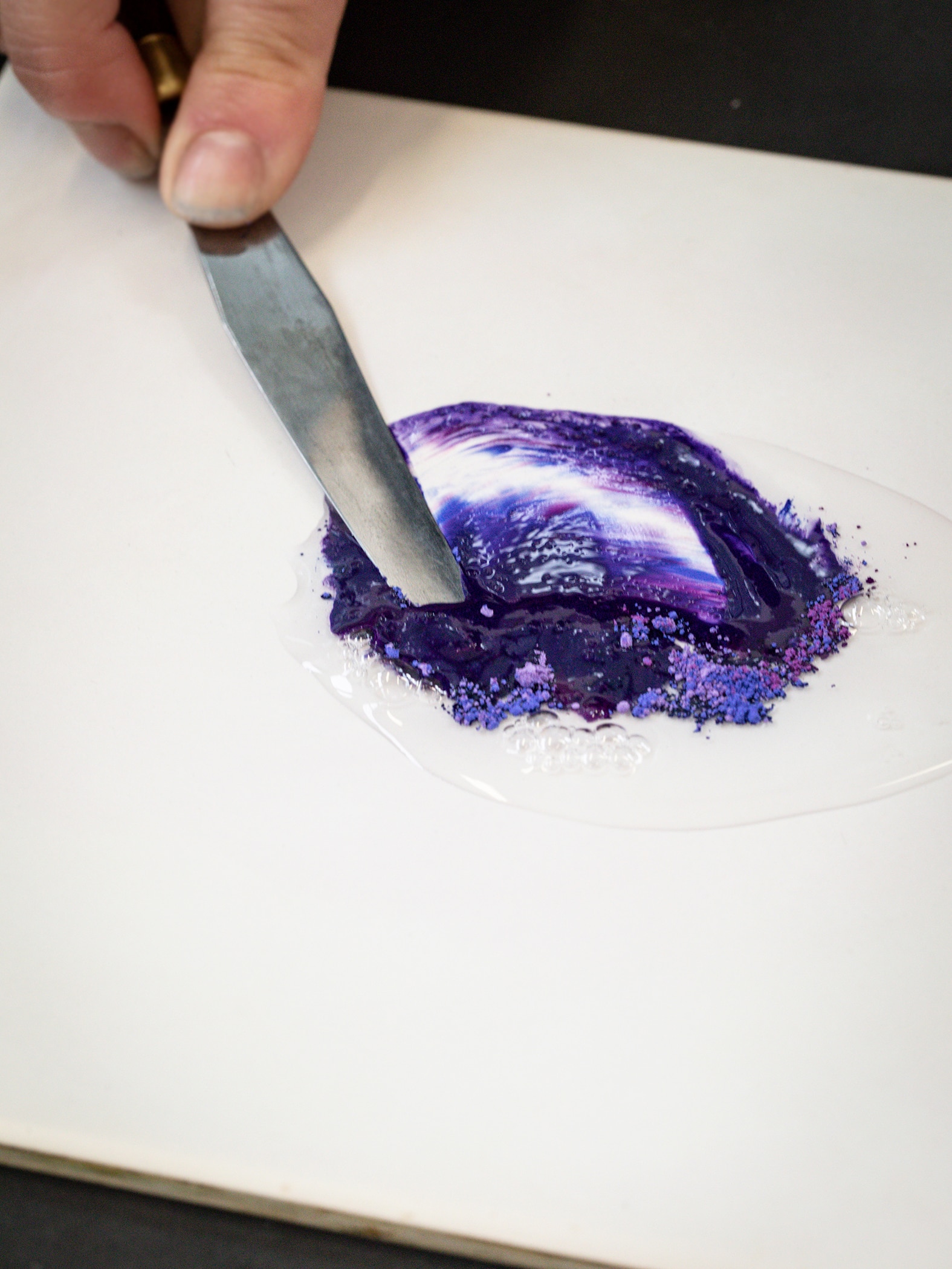 Mixing pigments to prepare the lacquer. Extraordinary Objects collection, Van Cleef & Arpels.