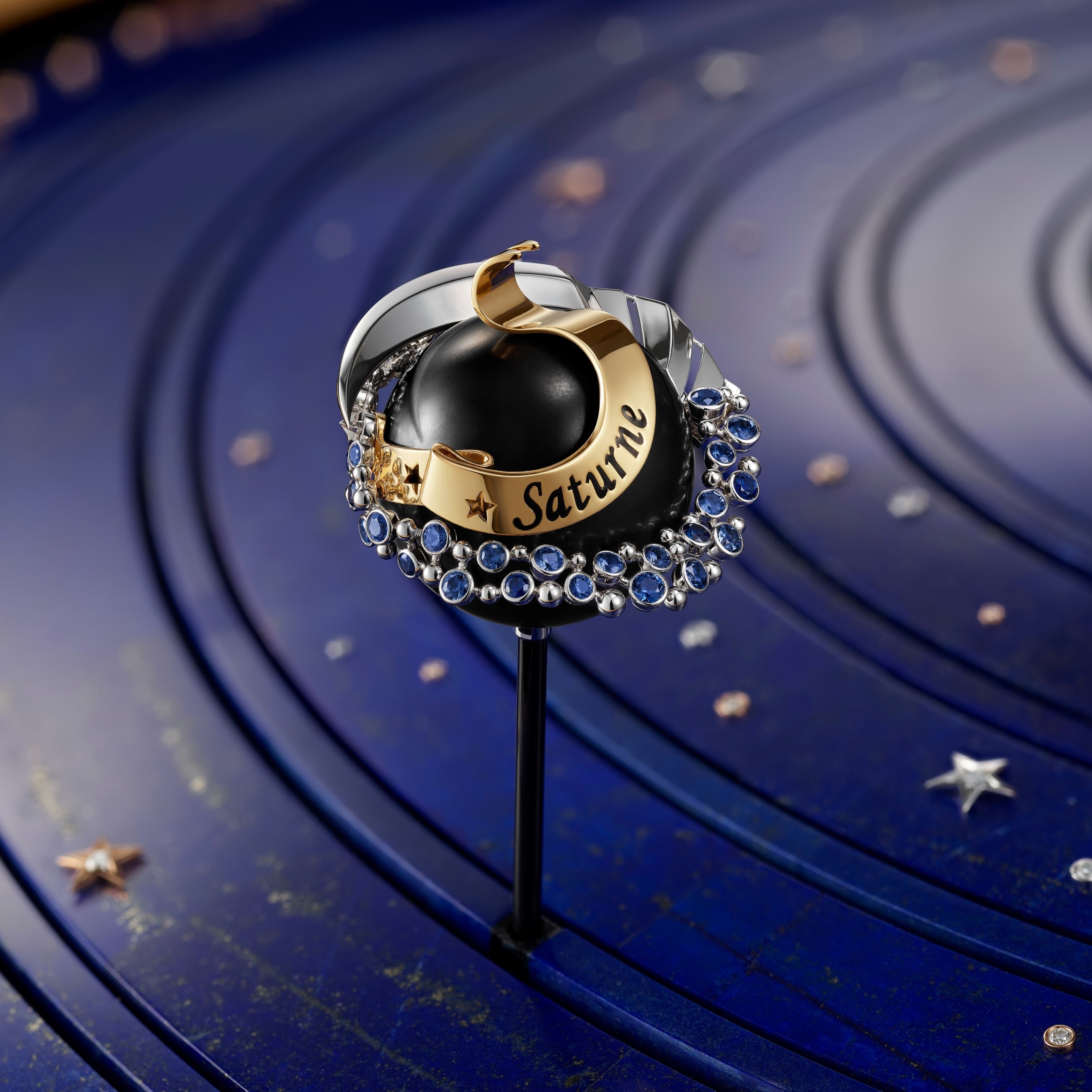土星採用白K金、黃K金、藍色藍寶石、黑玉及鑽石製成,Van Cleef & Arpels 梵克雅寶。