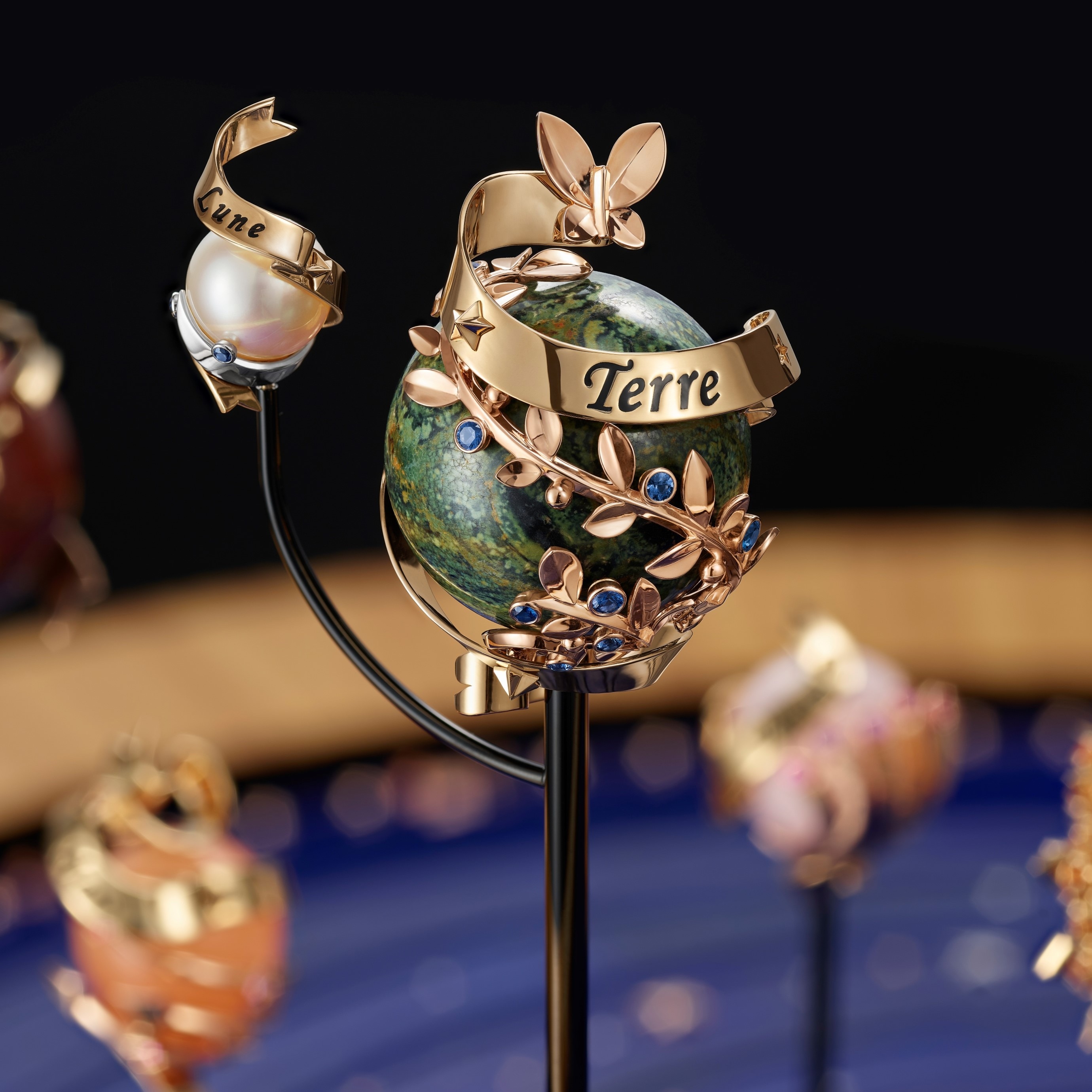地球採用玫瑰金、黃K金、藍色藍寶石及碧玉製成,Van Cleef & Arpels 梵克雅寶。