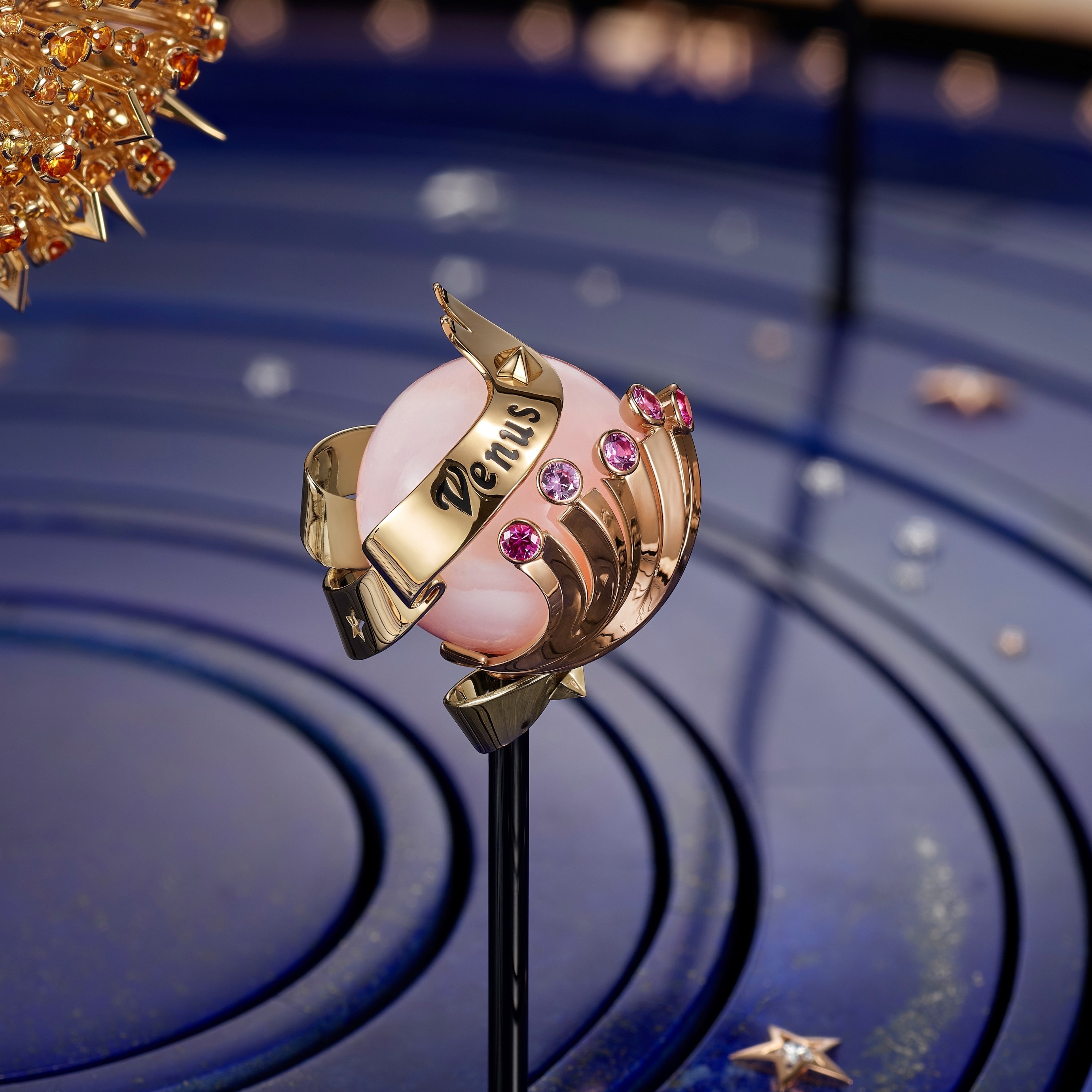 金星採用玫瑰金、黃K金、粉紅色藍寶石及乳白粉紅水晶製成,Van Cleef & Arpels 梵克雅寶。