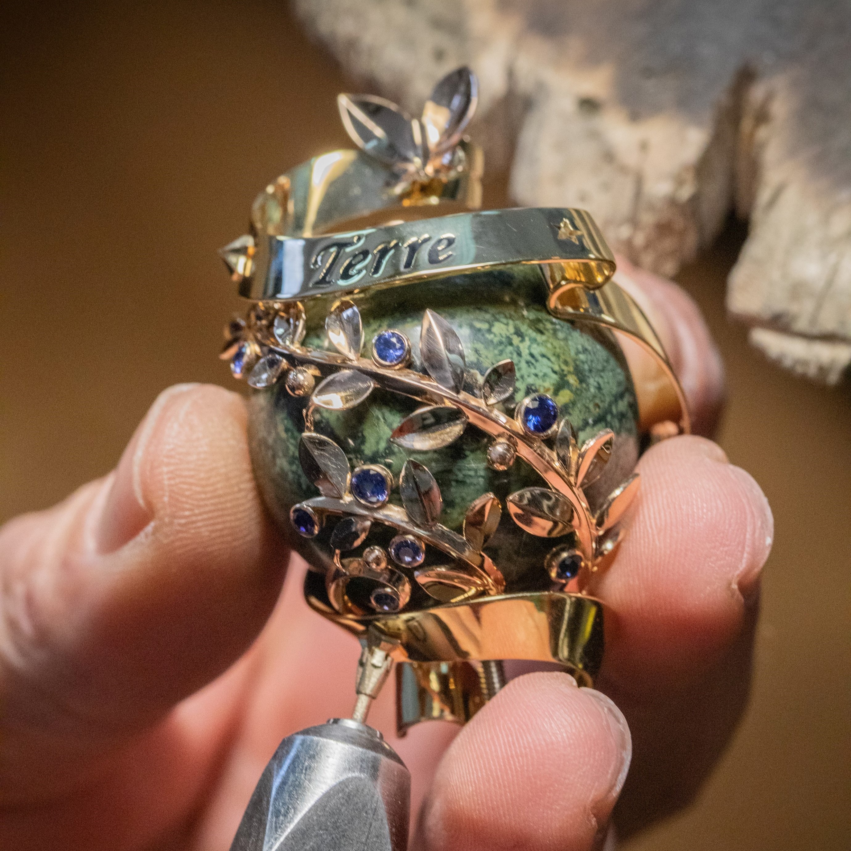 將地球的黃K金結構固定於碧玉上,Van Cleef & Arpels 梵克雅寶。