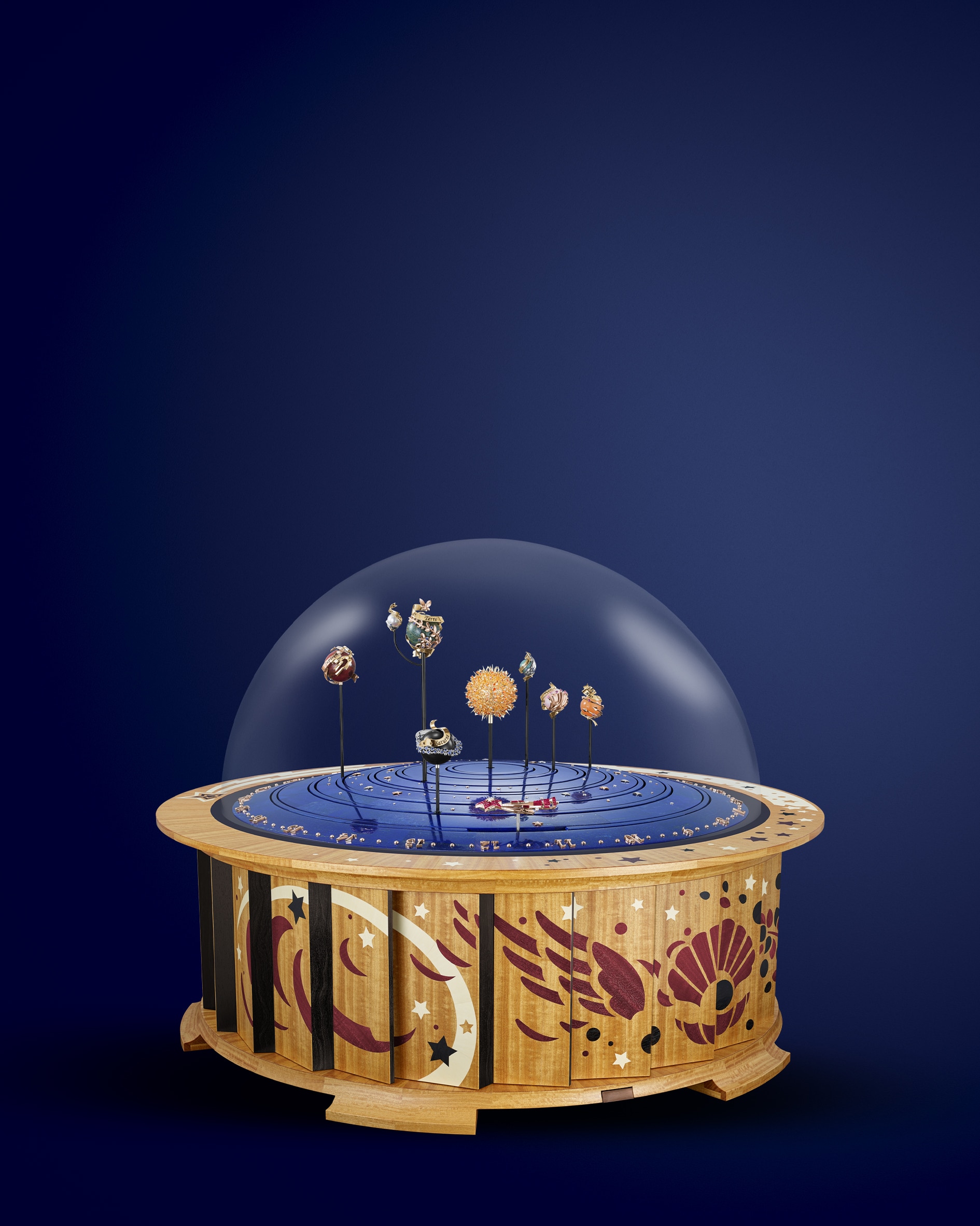 Planétarium 自動機械裝置,黃K金,白K金,玫瑰金,Traditional Mystery Set™ 傳統隱密式鑲嵌紅寶石,紅寶石,彩色藍寶石,錳鋁榴石,鑽石,青金石,玉髓,珍珠,碧玉,黑玉,乳白粉紅水晶,橙色月亮石,檸檬木,黑柿木,莧紫木,白冬青木,玻璃,鋁,精鋼,黃銅,PVD 塗層,皮革自動機械裝置及機械機芯,天象儀模組,萬年曆,小時/分鐘盤,按需動畫功能和鐘琴。Extraordinary Object™ 非凡臻品系列,Van Cleef & Arpels 梵克雅寶。