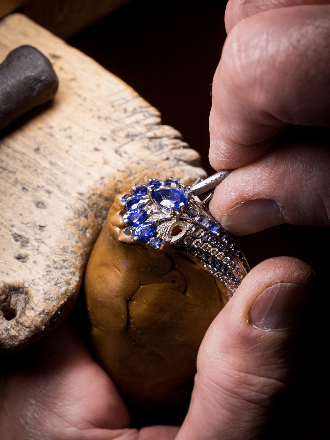 Sertissage de la queue de la chimère, Rocher aux merveilles. Objet Extraordinaire, Van Cleef & Arpels