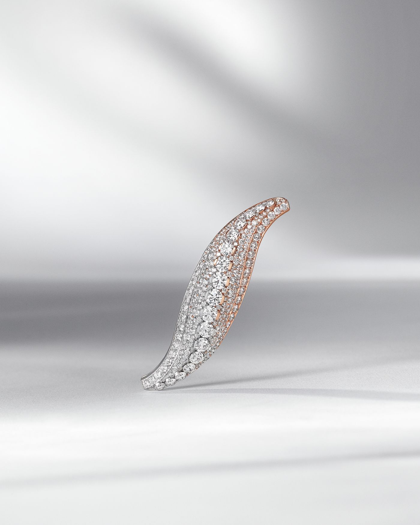 New Haricot clip. White gold, rose gold, diamonds. Legend of diamonds, White diamond variations collection, Van Cleef & Arpels. - Van Cleef & Arpels